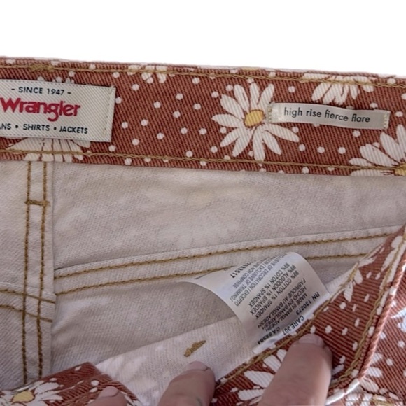 NWOT Wrangler High Rise Fierce Flare Jeans in Daisy Print Size 8 - Picture 4 of 7